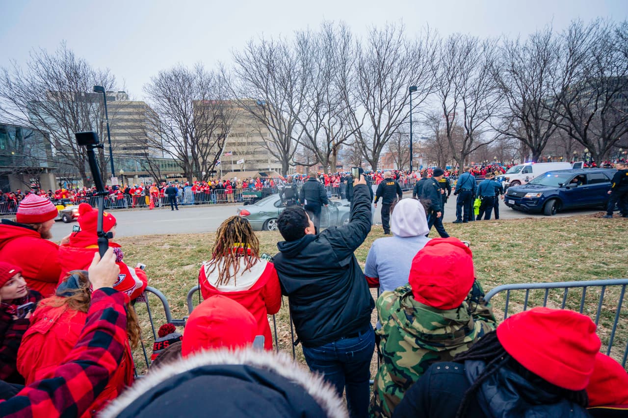 Instantes antes del desfile en Kansas City, Missouri, donde la gente ya espera a los Chiefs, se presentó una persecución que tuvo éxito.