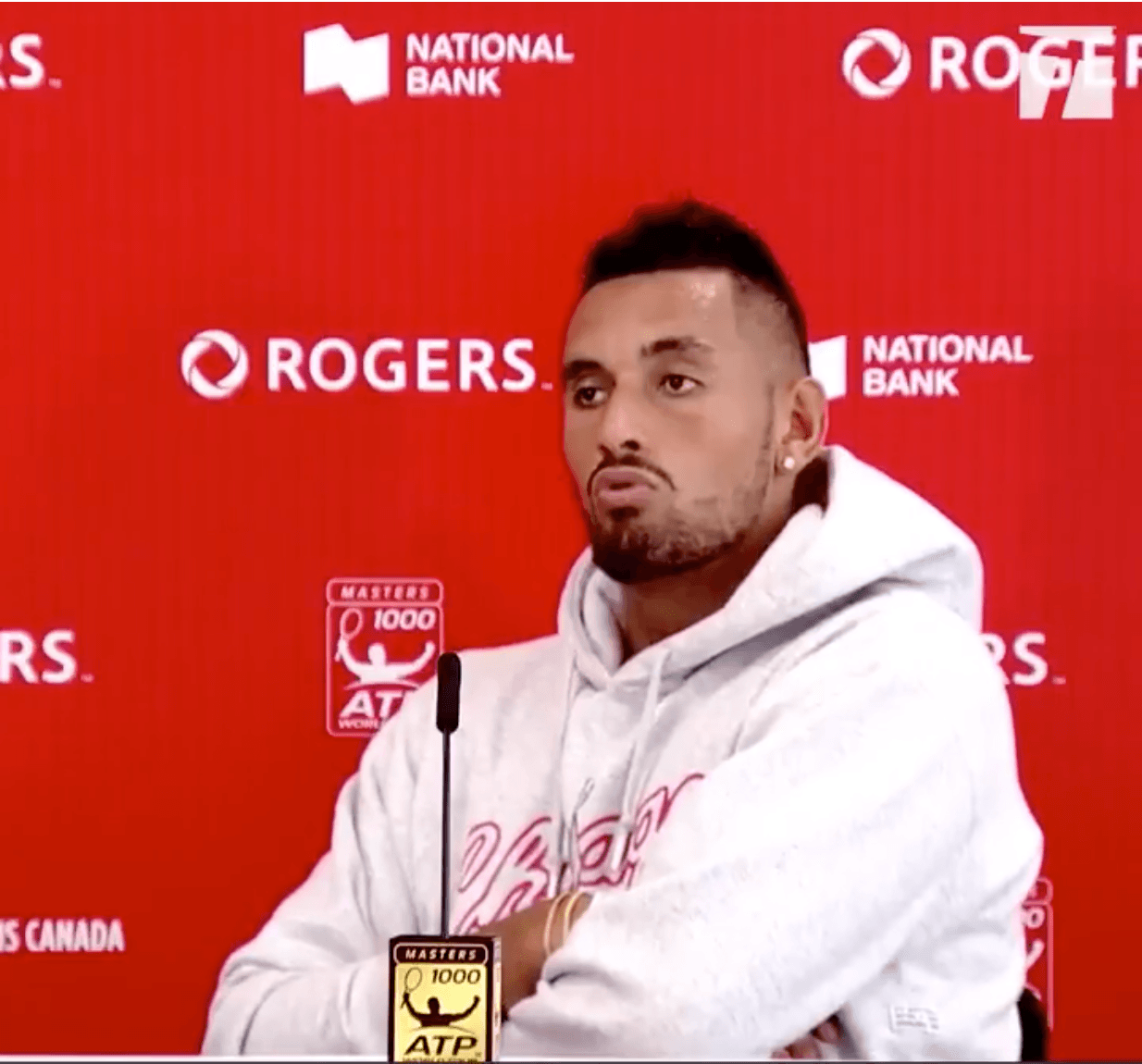 En el Masters 1000 de Toronto, Nick Kyrgios fue noticia, pues arribó a la sala de prensa con mala actitud, hacía gestos de fastidio, cansancio y sólo respondía con una palabra ante las preguntas.