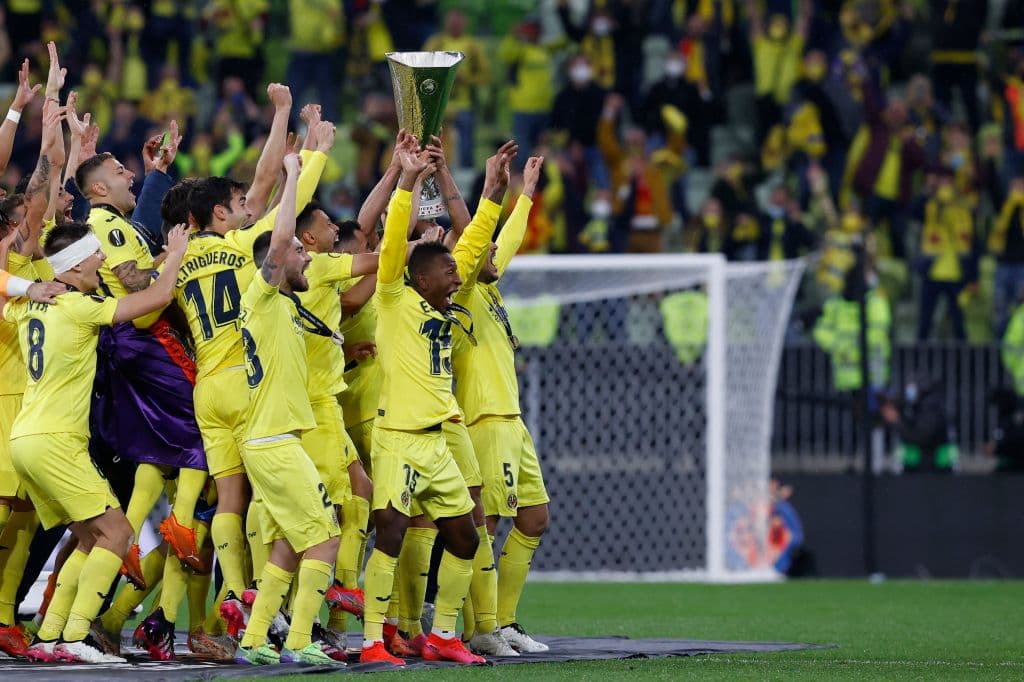 Tras 98 años, Villarreal porfin logra levantar el título de la UEFA Europa League tras vencer 11-10 en la tanda de penaltis al Manchester United.