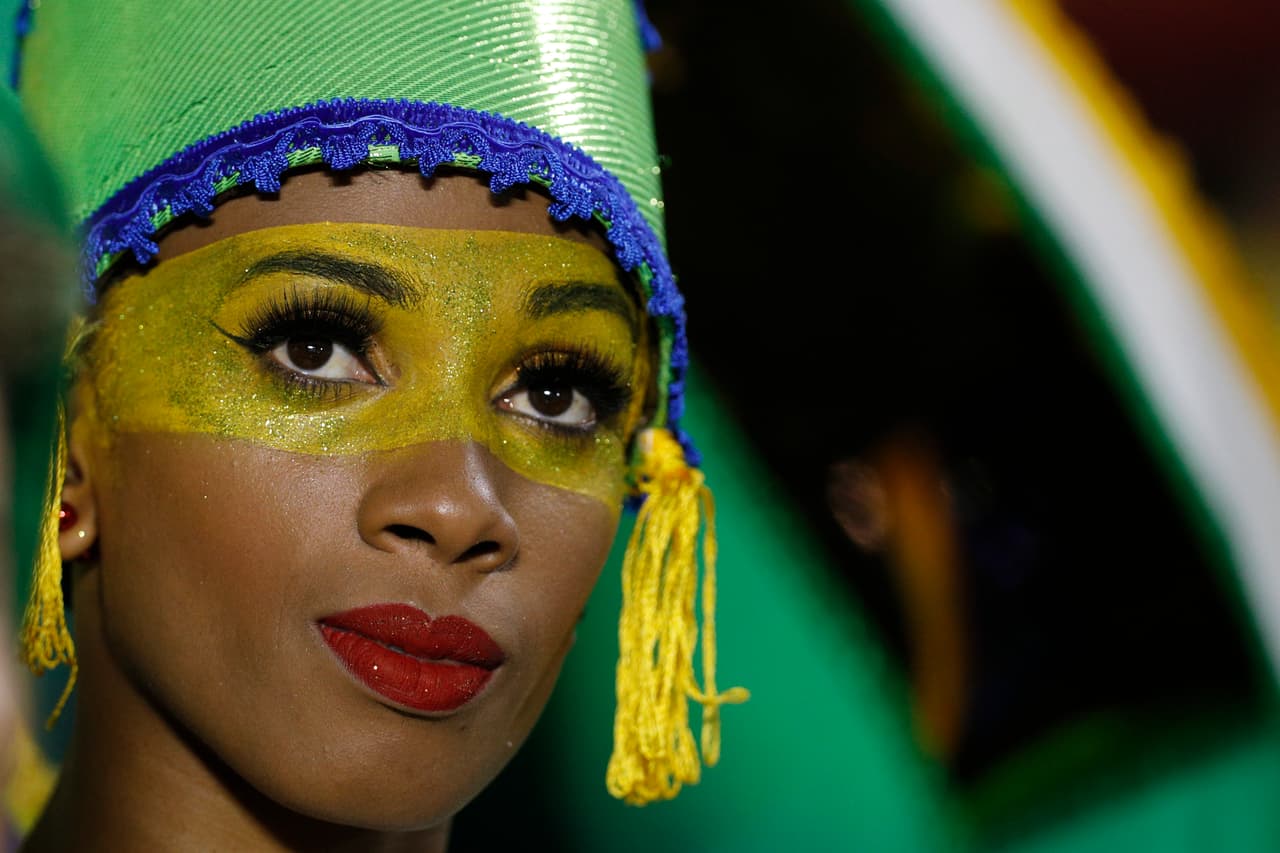 Con mucha alegría y colorido se alistan los participantes de la ceremonia inaugural de la Copa América este viernes en el Estadio Morumbí de San Pablo, Brasil.