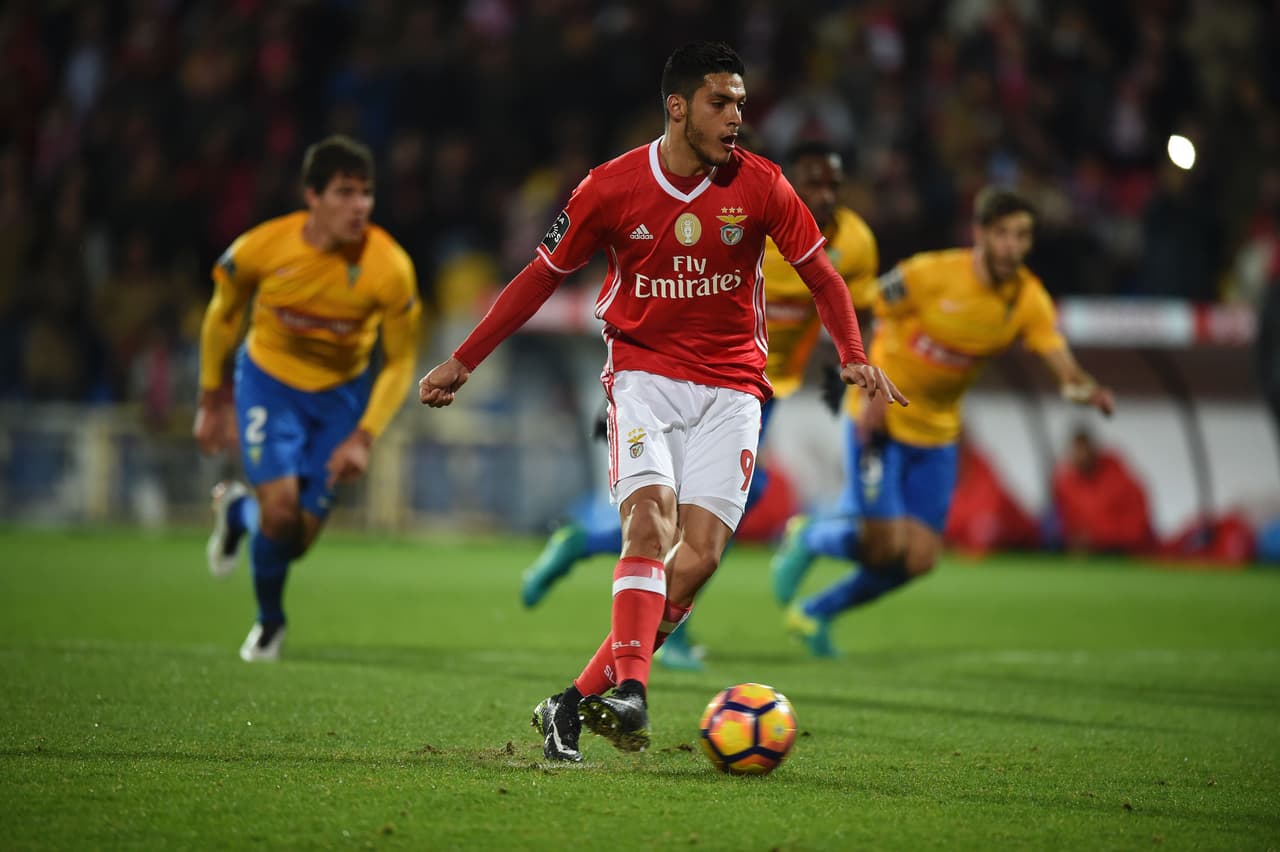 Liga NOS - Jornada 30 - Sporting 1-1 Benfica: Raúl Jiménez también volvió a jugar con las 'águilas' luego de su lesión desde las eliminatorias. Entró al minuto 58.