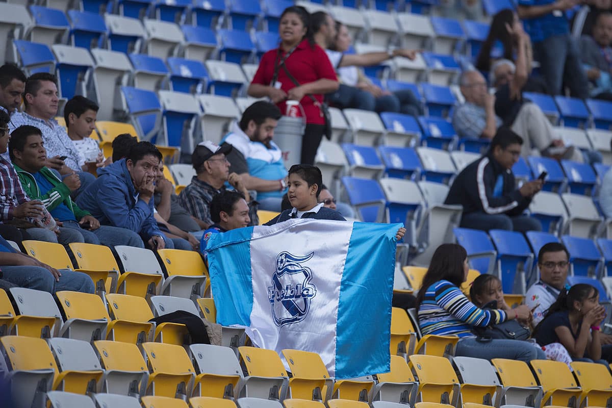Fanáticos de Puebla en el Estadio Cuahutémoc previo al juego contra Veracruz.