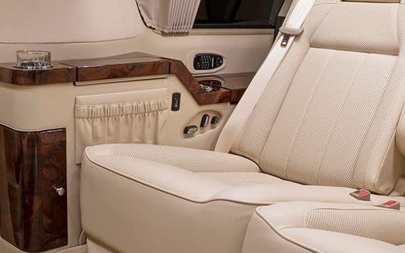 A través del sitio Becker Automotive Design Tom Brady puso a la venta su Cadillac Escalade 2018. Cuenta con amenidades como escritorios, asientos reclinables, internet y pantallas. ¡Es un jet privado!