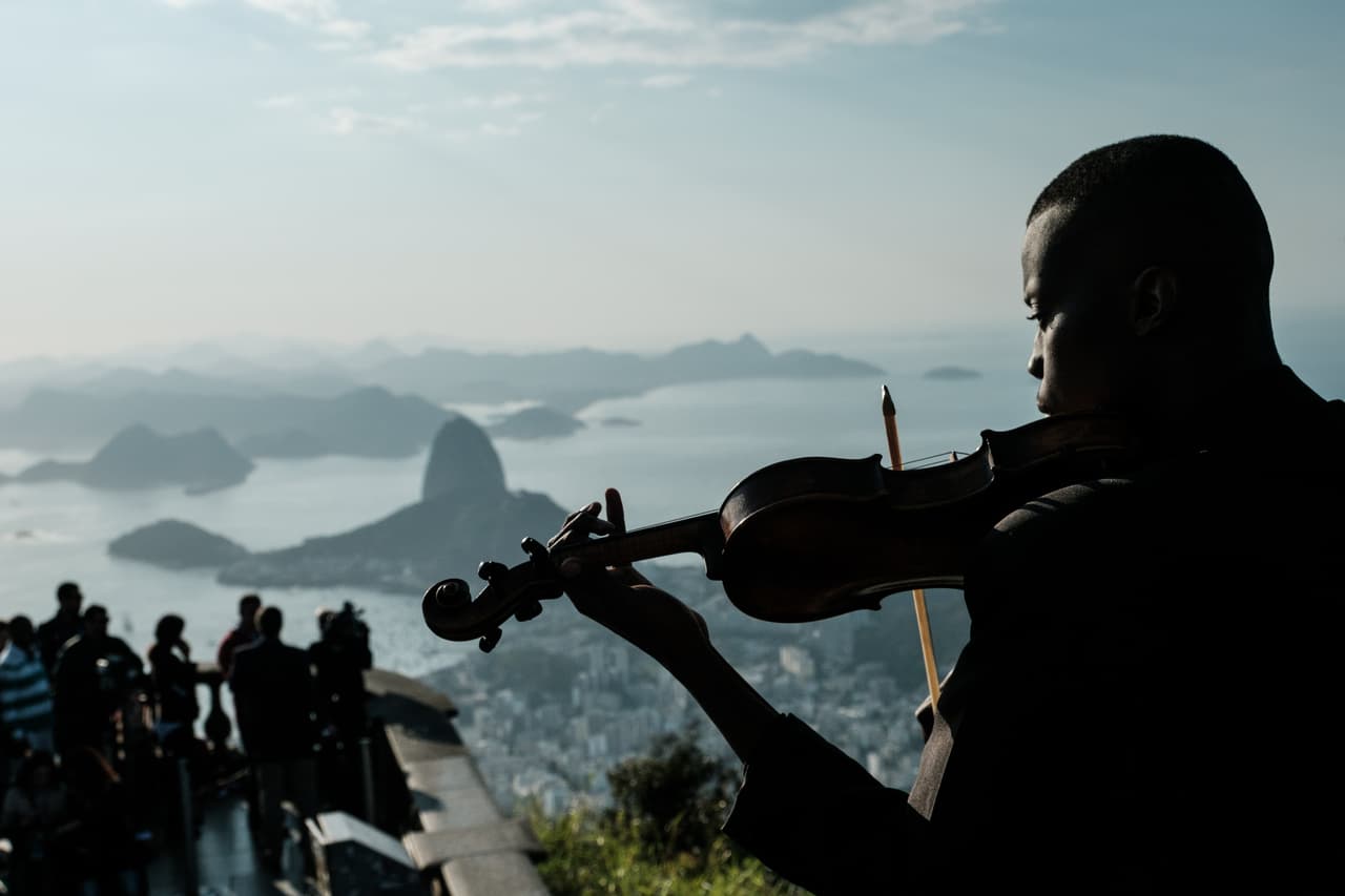 El inconfundible sonido de la samba y la bossa nova se esparce por el aire.