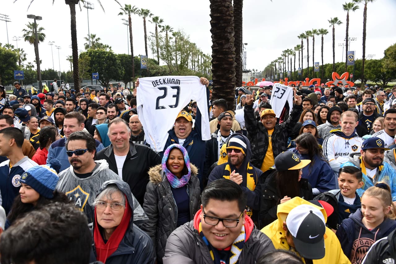 Este sábado los fanáticos del Galaxy se reunieron para rendir otro homenaje a David Beckham, esta vez en la Legends Plaza del Dignity Health Sports Park.