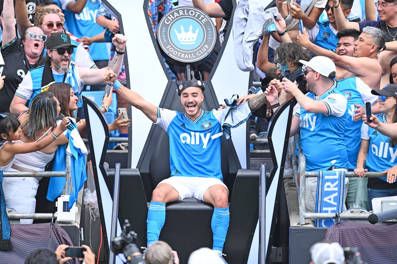 El delantero celebró su llegada a 'la Ciudad Reina' al sentarse en el trono de la afición.
<br>