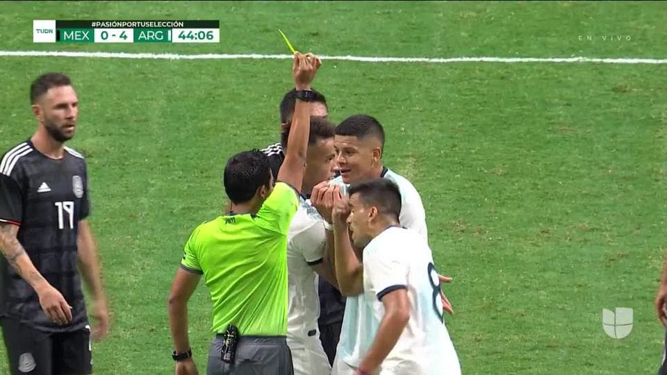 Tarjeta amarilla. El árbitro amonesta a Marcos Rojo de Argentina