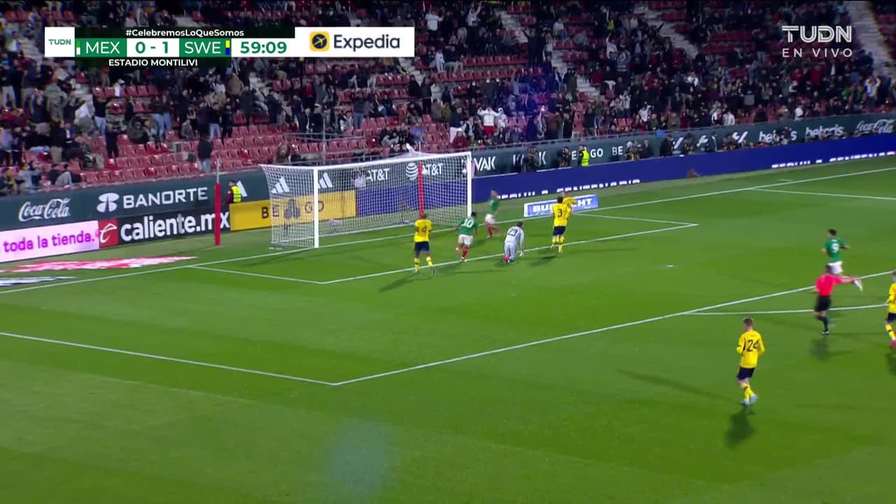 ¡GOL!  anota para México. Alexis Vega
