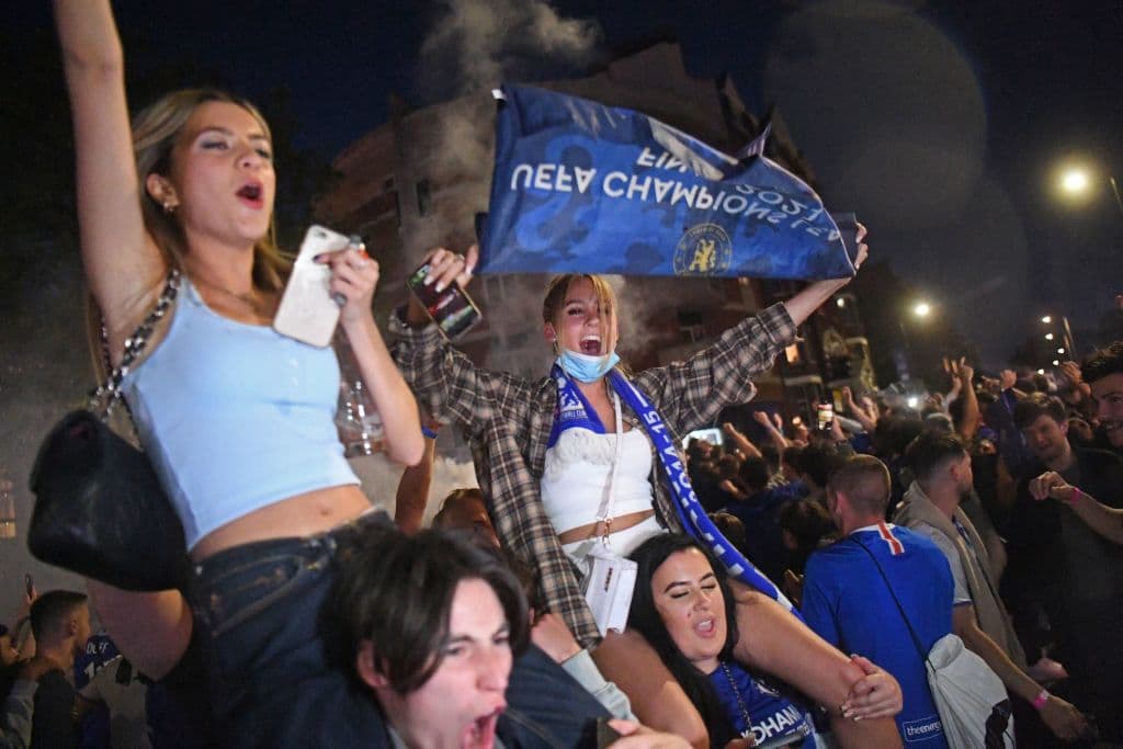 Los aficionados del Chelsea salen de sus casas para celebrar en las calles su segundo título de la UEFA Champions League.