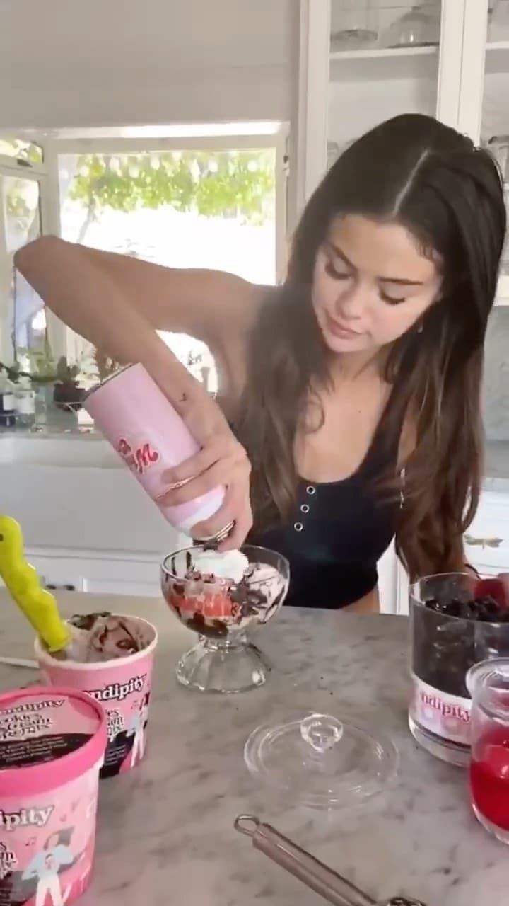 Gomez reveló en su serie Selena + Chef que estaba hablando con un ‘chico lindo’, pero no se sabe la identidad del ‘galán’.