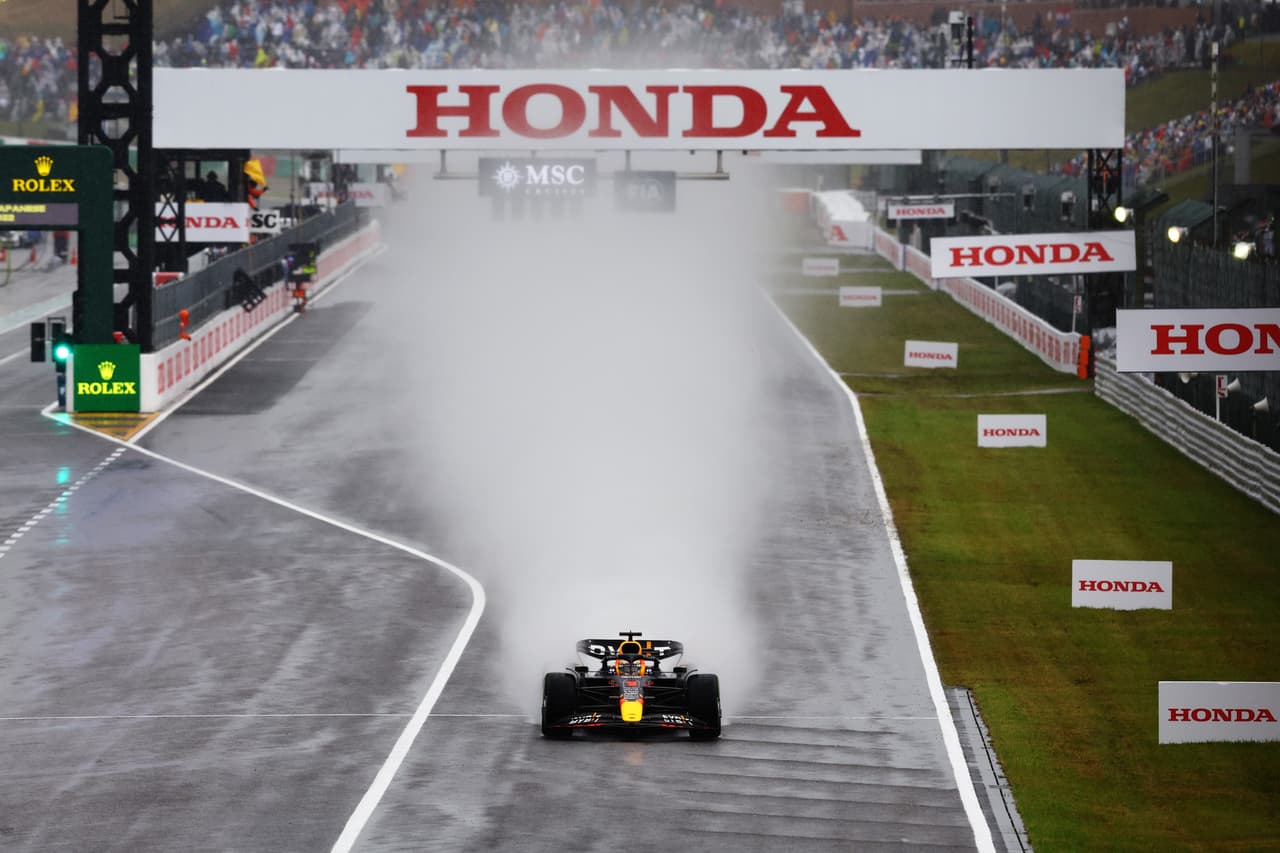 La fuerte lluvia hizo de las suyas en el circuito de Suzuka correspondiente al Gran Premio de Japón, lo que obligó a aplazar la carrera luego de apenas tres vueltas recorridas sin que haya un estimado de tiempo para reanudar la carrera.