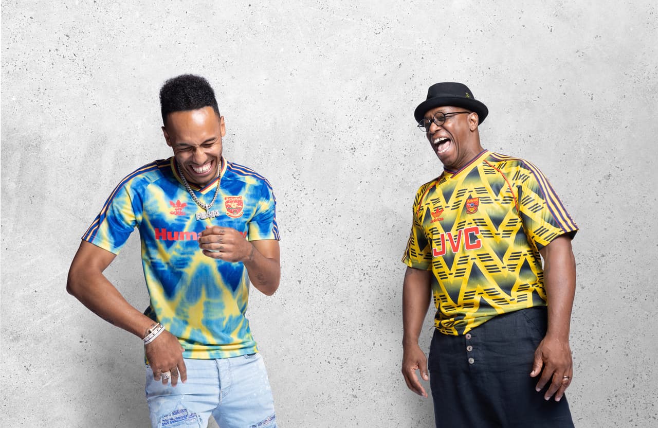 Cada camiseta está pintada a mano en un formato artístico tradicional. Pharrell trabajó en colaboración con el equipo de diseño de adidas para crear camisetas de élite, con lo mejor de la tecnología.