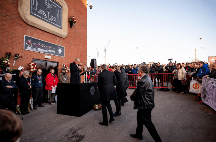 Jugadores, exjugadores, directivos, aficionados, entrenadores y familiares de las víctimas acudieron al Memorial para mostrar sus respetos por los ocho fallecidos en 1958.