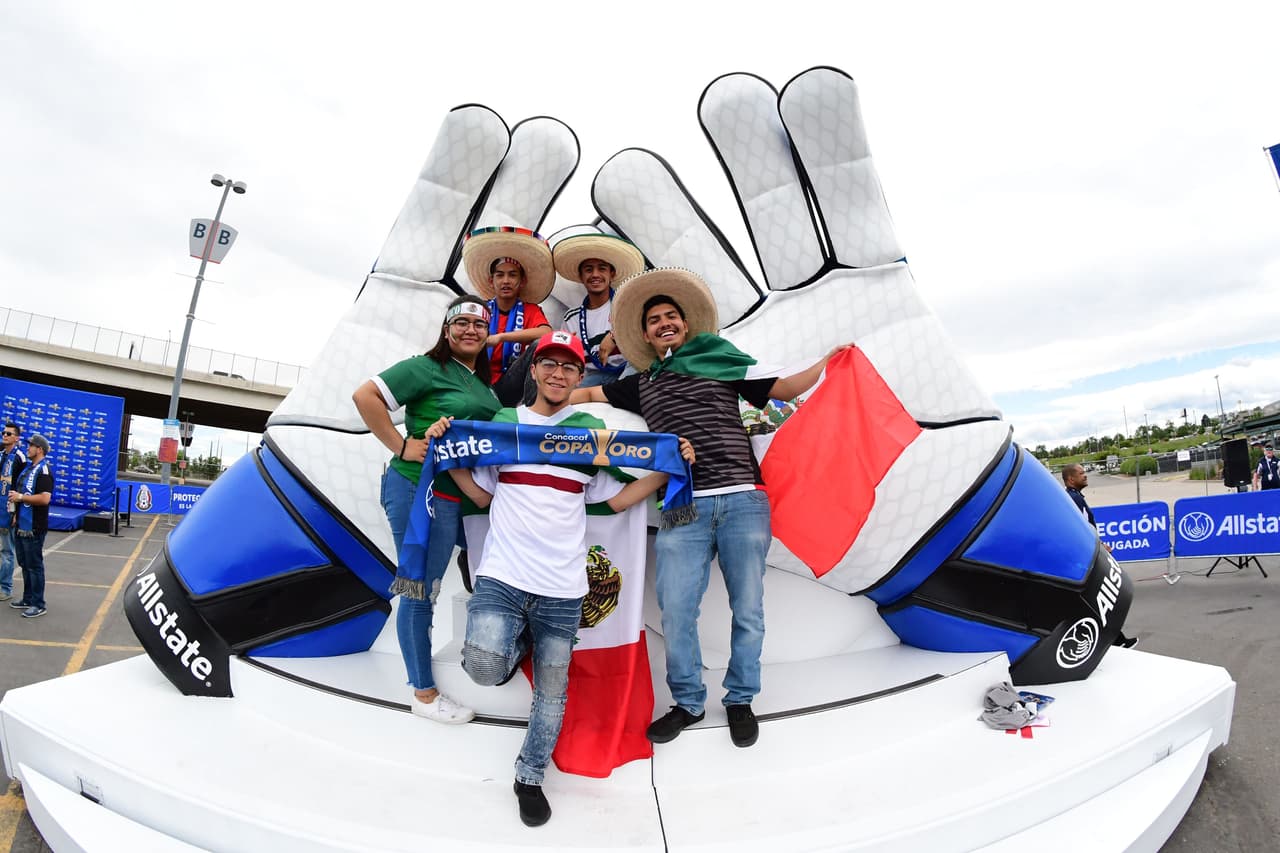 La afición mexicana llegó desde temprano para apoyar a la Selección Mexicana en su partido por la Copa Oro ante Canadá en Broncos Stadium en Denver. Como siempre, los seguidores del Tricolor le ponen un sabor especial a los partidos con su colorido, sus pancartas y las ocurrencias en la tribuna.