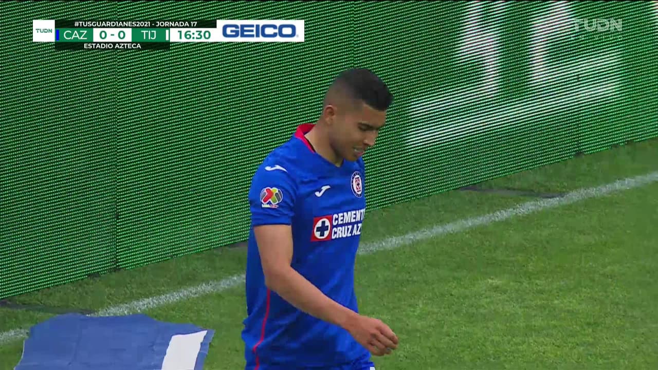 ¡TIRO ATAJADO! disparo por Orbelín Pineda.