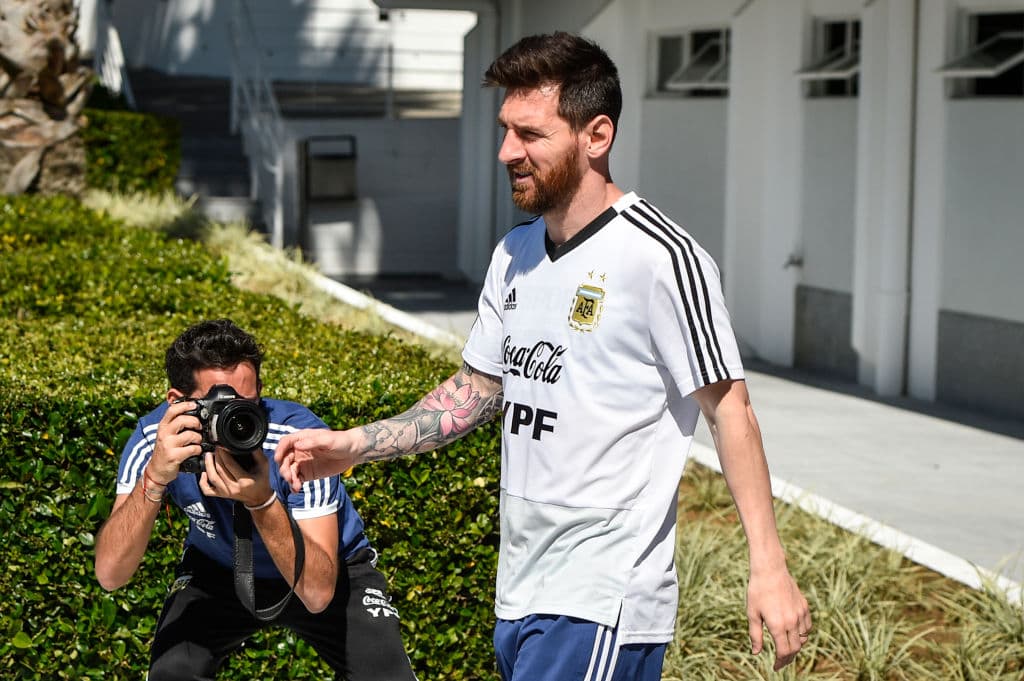 La Selección de Argentina se entrenó de cara a su partido ante Paraguay, a la que se enfrentará este miércoles en el Estadio Mineirao con la imperiosa necesidad de resarcirse tras un atroz debut en la Copa América ante Colombia que resultó en derrota por 2-0. Las expresiones de Lionel Messi y compañia reflejaron el sentir, el ánimo en el vestidor de la albiceleste. Las gesticulaciones durante la conferencia de prensa de Lionel Scaloni, entrenador argentino, reafirmaban el momento tenso que vive su equipo. ¿Podrán mejorar su ánimo?