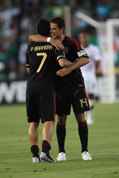 De inmediato Javier Hernández felicitó a Pablo Barrera por sus dos goles en el partido.