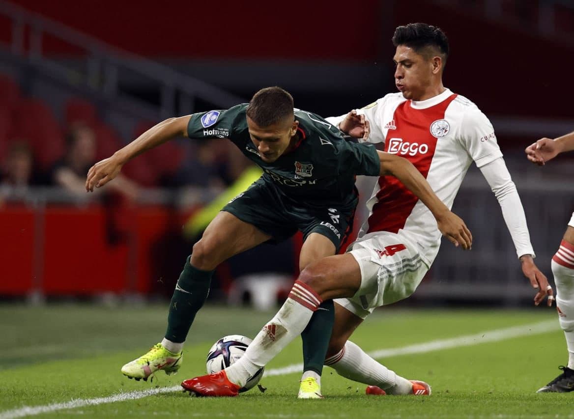 Edson Álvarez en una barrida sobre jugador de NEC.