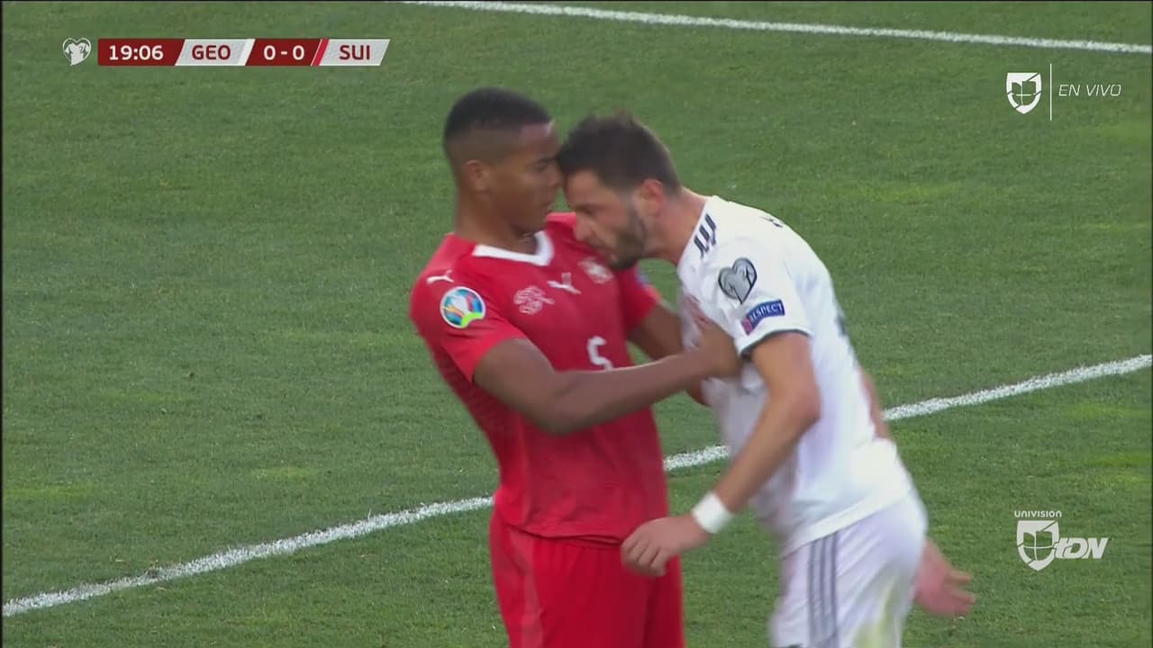 ¡Epa! Giorgi Kvilitaia soltó un cabezazo que el árbitro no sancionó