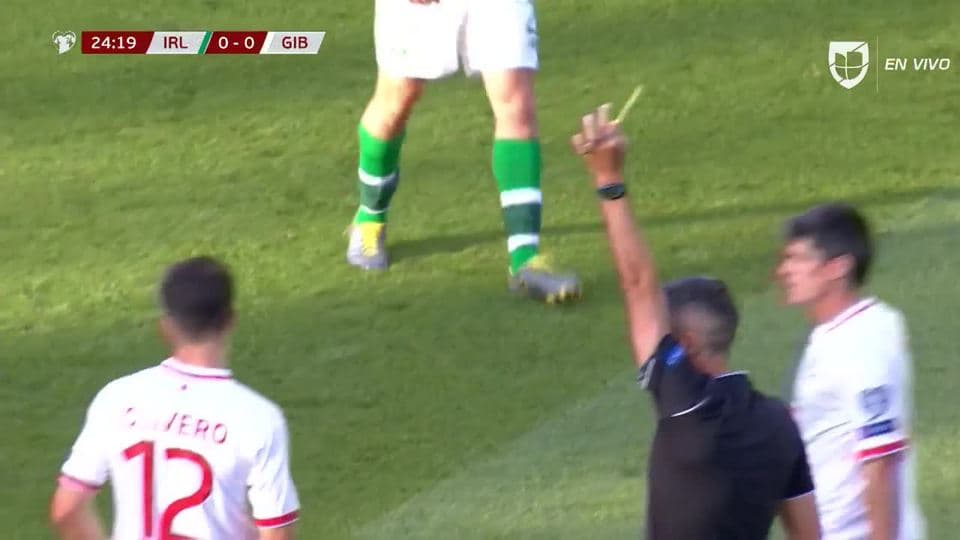 Tarjeta amarilla. El árbitro amonesta a Jayce Mascarenhas-Olivero de Gibraltar