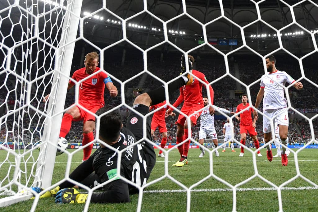 Y el rebote le queda a Harry Kane, el capitán inglés, y fácilmente, con el guardameta batido, empuja el esférico para sacudir la red.