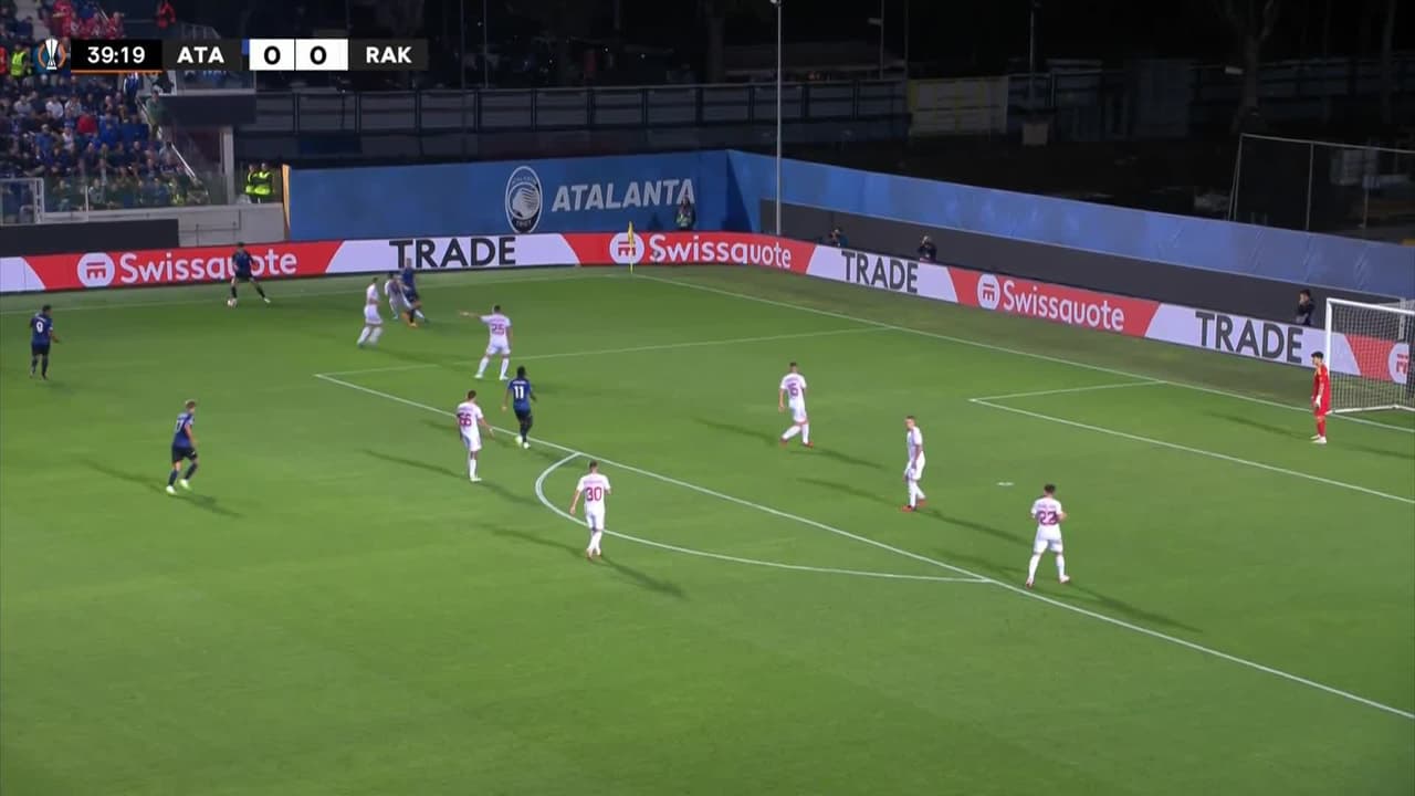 ¡TIRO ATAJADO! disparo por Charles De Ketelaere.