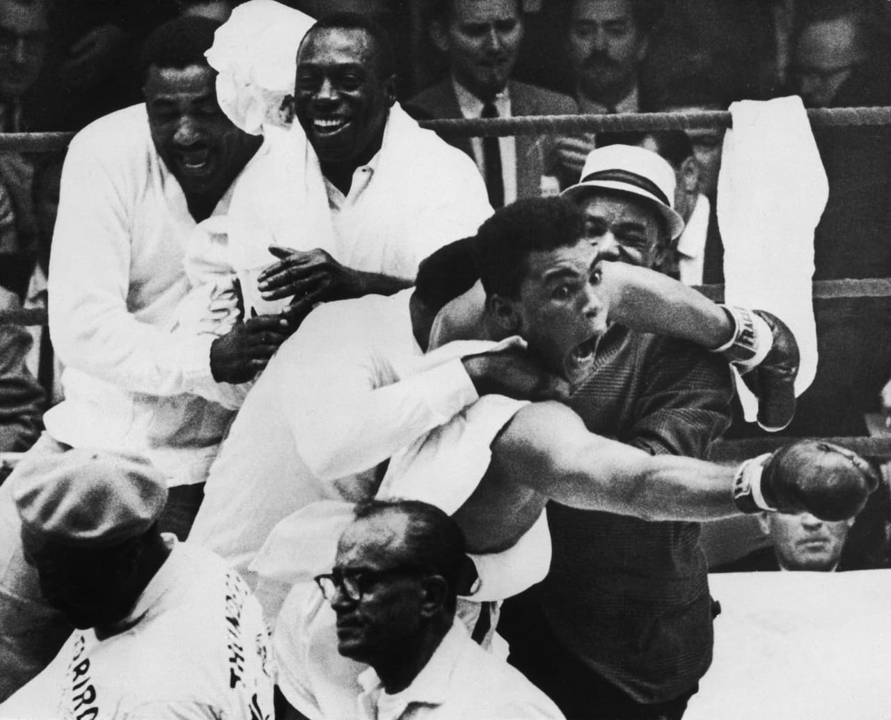 Después de vencer a Sonny Liston en el séptimo asalto de la pelea de título pesado en Miami Beach, Florida. Fue durante estas escenas que Clay afirmó: "Yo soy el más grande".