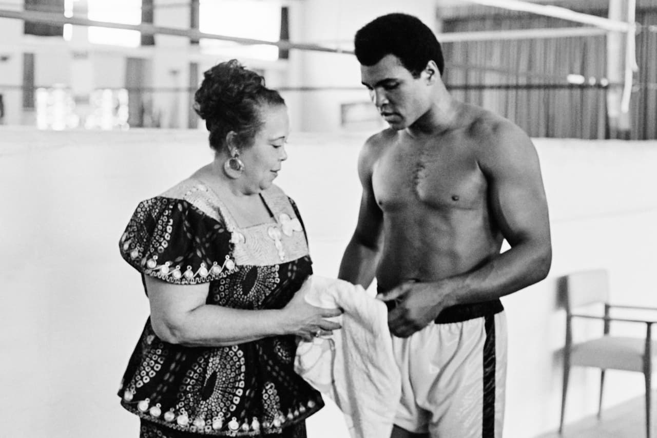 Junto a su madre, Odessa Grady, durante una sesión de entrenamiento antes del campeonato mundial de peso pesado en Kinshasa, en 1974.
