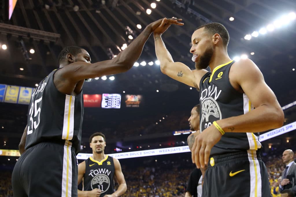 Stephen Curry estuvo imparable, tanto así que impuso una nueva marca en la historia de las Finales de la NBA: encestó nueve tiros de tres puntos, quemando las redes.