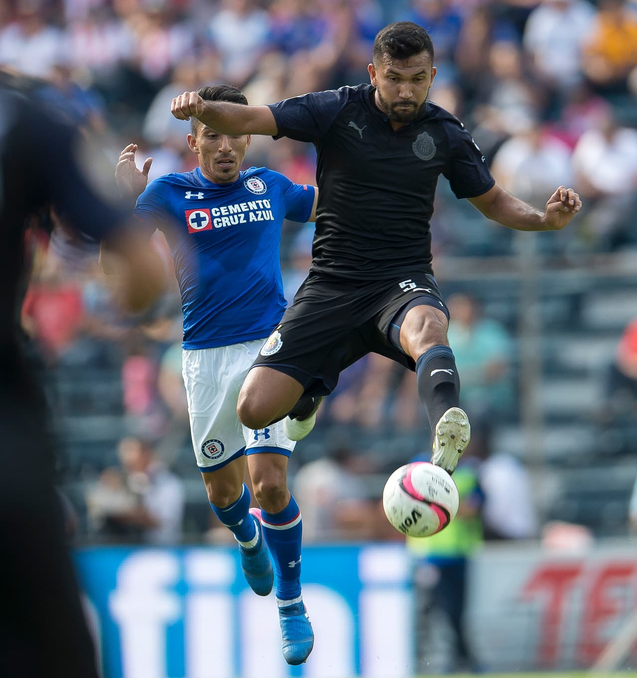 Los locales comenzaron a controlar el balón y tuvieron las primeras llegadas de verdadero peligro.