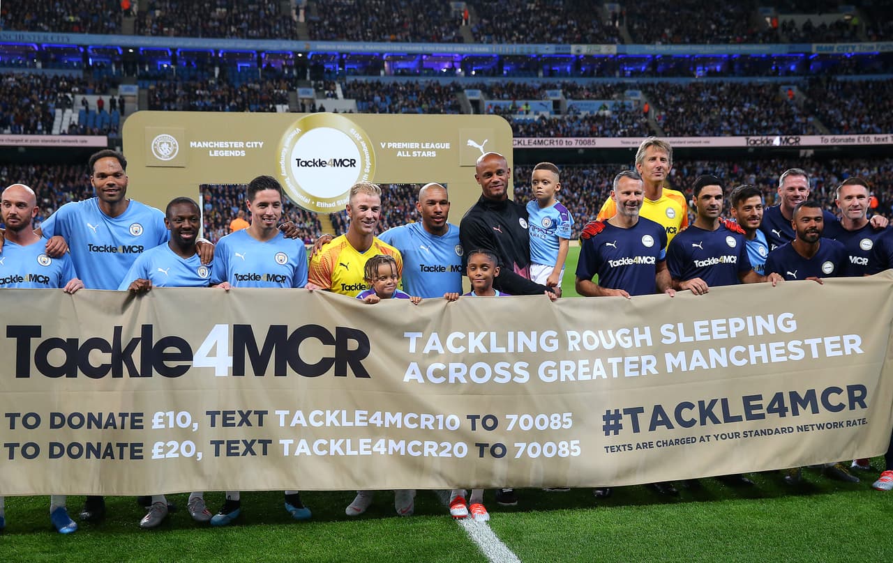 Las leyendas del City empatan en homenaje de Kompany