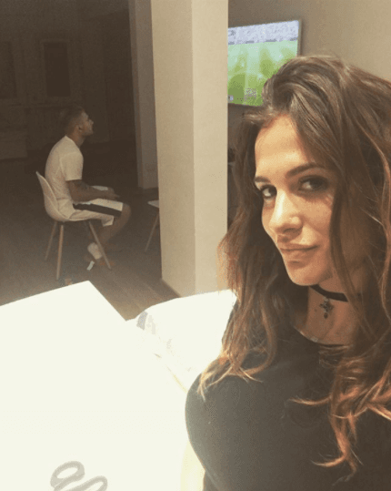 Ciro Immobile es fanático de los juegos de video, hasta su esposa lo muestra.