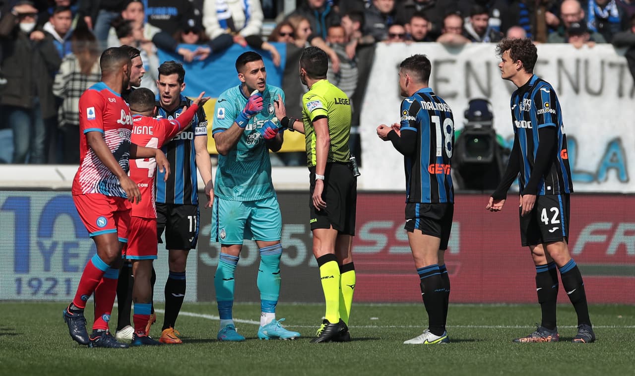 Napoli venció al Atalanta con goles de Lorenzo Insigne, Matteo Politano, Eljif Elmas, quien anotó tras recibir el balón de Hirving Lozano.