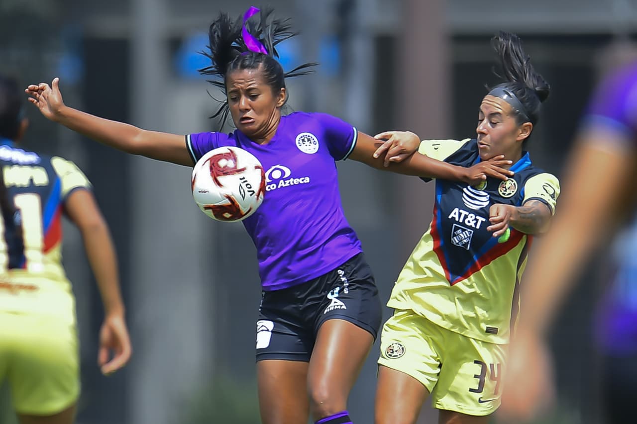 Luchando por la posesión del esférico