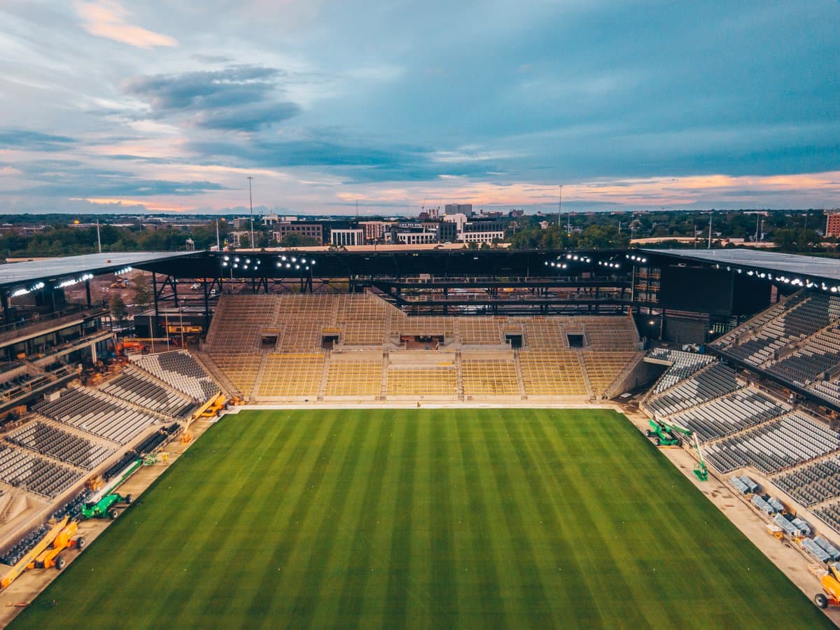 Los colores amarillo y negro se imponen en las instalaciones del nuevo estadio.