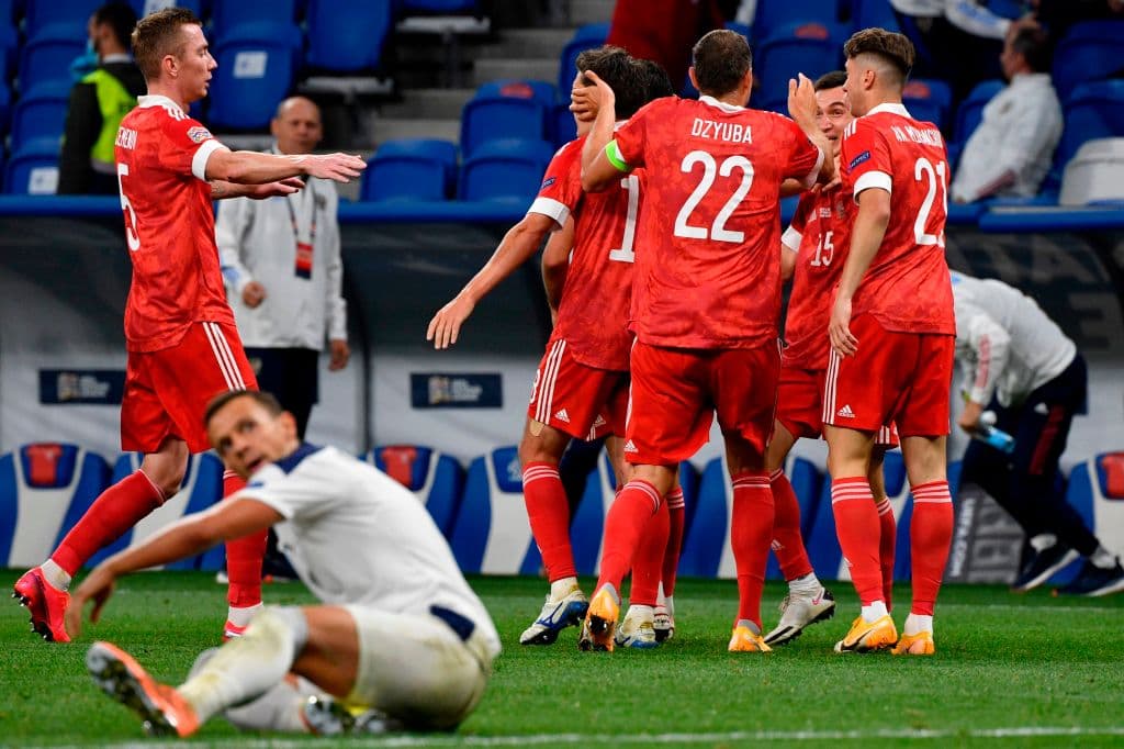 Rusia 3-1 Serbia | Dzyuba (48’) marcó de penal para adelantar a los locales y Karavayev (69’) creció la ventaja. Mitrovic (78’) acerca a Serbia, pero llegaría el doblete de Dzyuba (81’).