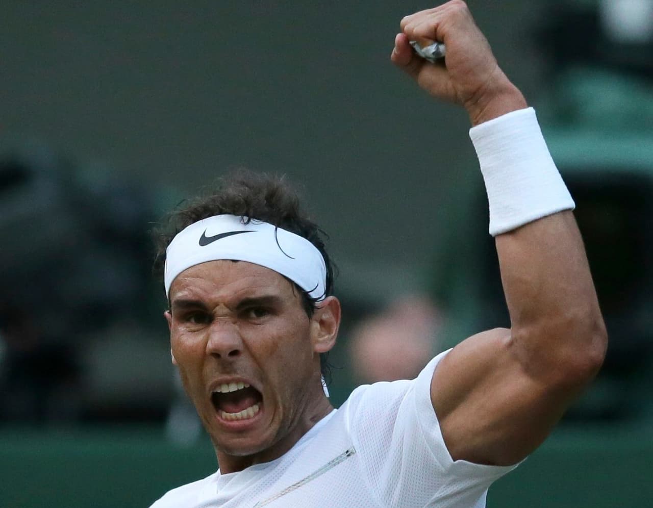 Rafael Nadal cerró la jornada de Wimbledon y encabezó la lista de favoritos que impusieron su condición para clasificar a la tercera ronda, en una jornada que también favoreció a varias de las bellas tenistas que están en el torneo de Grand Slam.