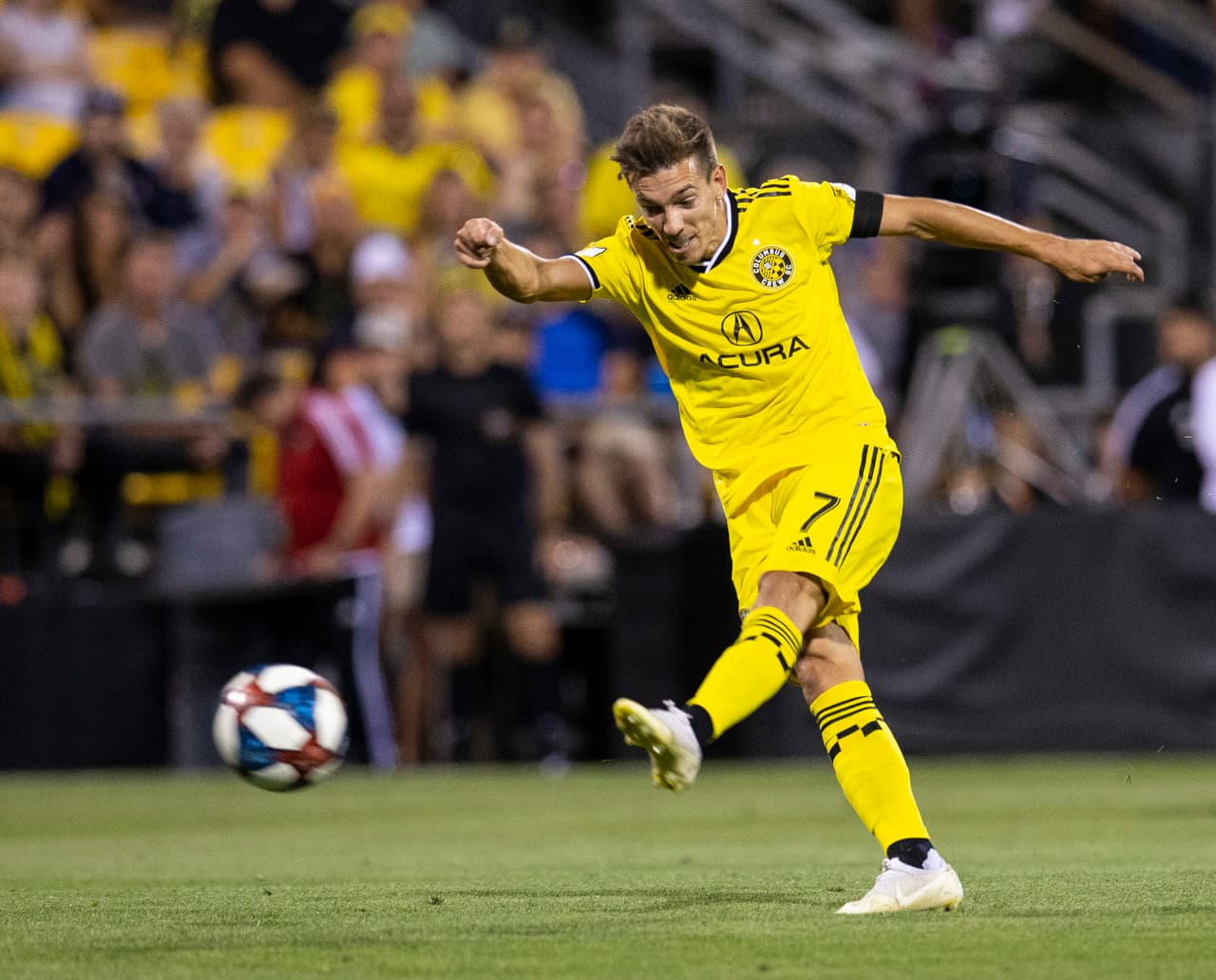 El portugués Pedro Santos anotó un verdadero golazo para poner cifras definitivas en el nuevo derbi entre Columbus Crew y FC Cincinnati, que finalizó igualado 2-2.