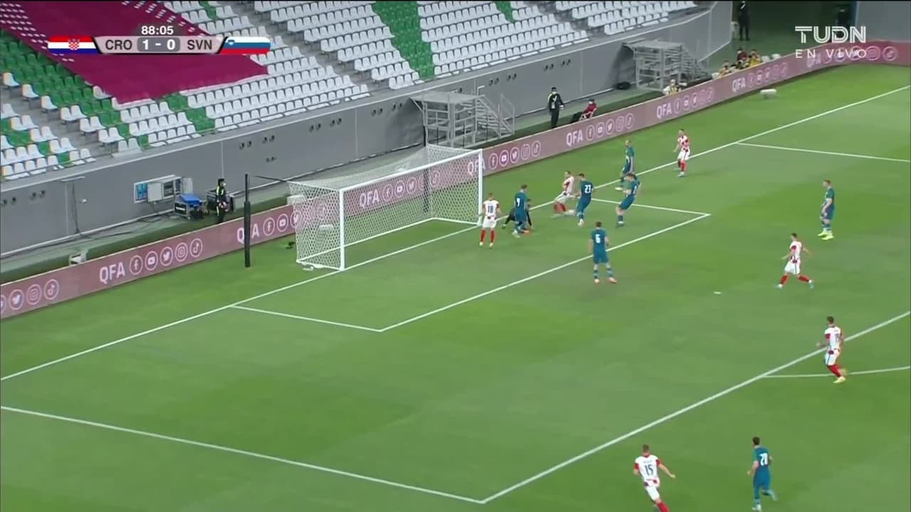 ¡TIRO ATAJADO! disparo por Mislav Orsic.