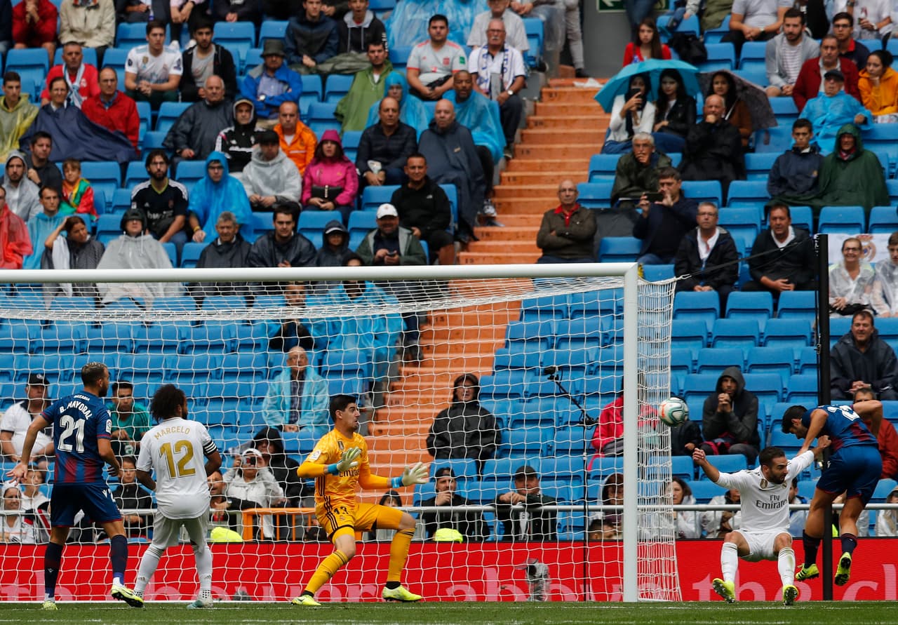 El Real Madrid consumó un gran primer tiempo y vencía 3-0 con doblete de Karim Benzema y uno más de Casemiro pero en la segunda mitad sufrió, recibió goles de Mayoral y Melero, dos ex madridistas, y una atajada de Courtois salvó el posible empate.