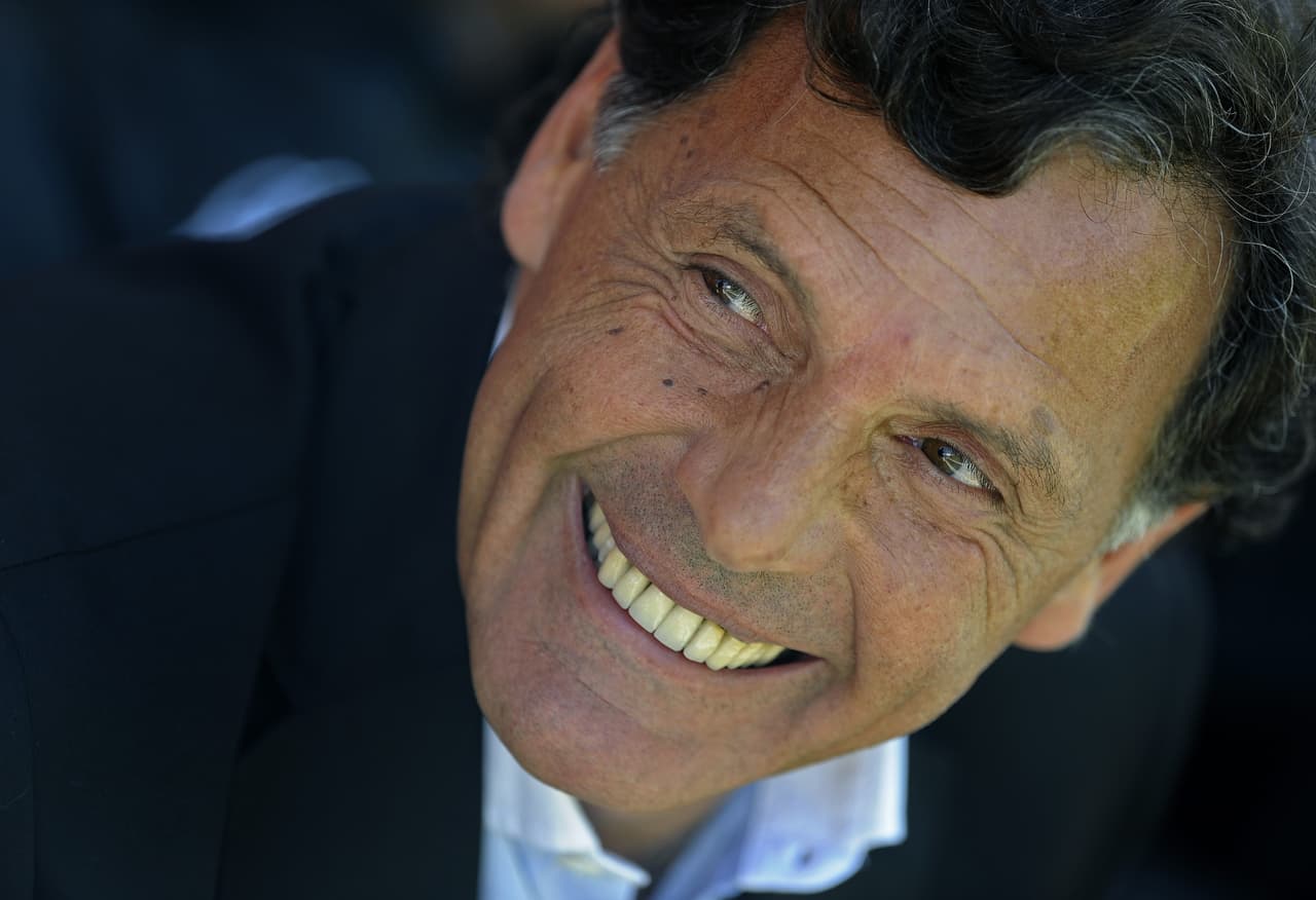 De carácter apasible y respetuoso, Russo es exigente en su trabajo y sus equipos suelen ser fuertes en el juego ofensivo.