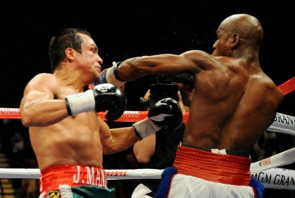 Año y medio después de su segunda pelea contra Pacquiao, Juan Manuel Márquez peleó contra Floyd Mayweather Jr. Fue en septiembre del 2009 y el mexicano peleó en claras desventajas de peso. Era su primera pelea por encima de las 135 libras y se acordó que el peso máximo sería de 144 libras. Minutos antes del pesaje se hizo un cambio en el contrato para hacer la pelea en 147 libras. Mayweather pesó 146 y Márquez 142. Mayweather se vio muy superior a un Márquez lento y claramente fuera de su peso natural para ganar por una amplia decisión.