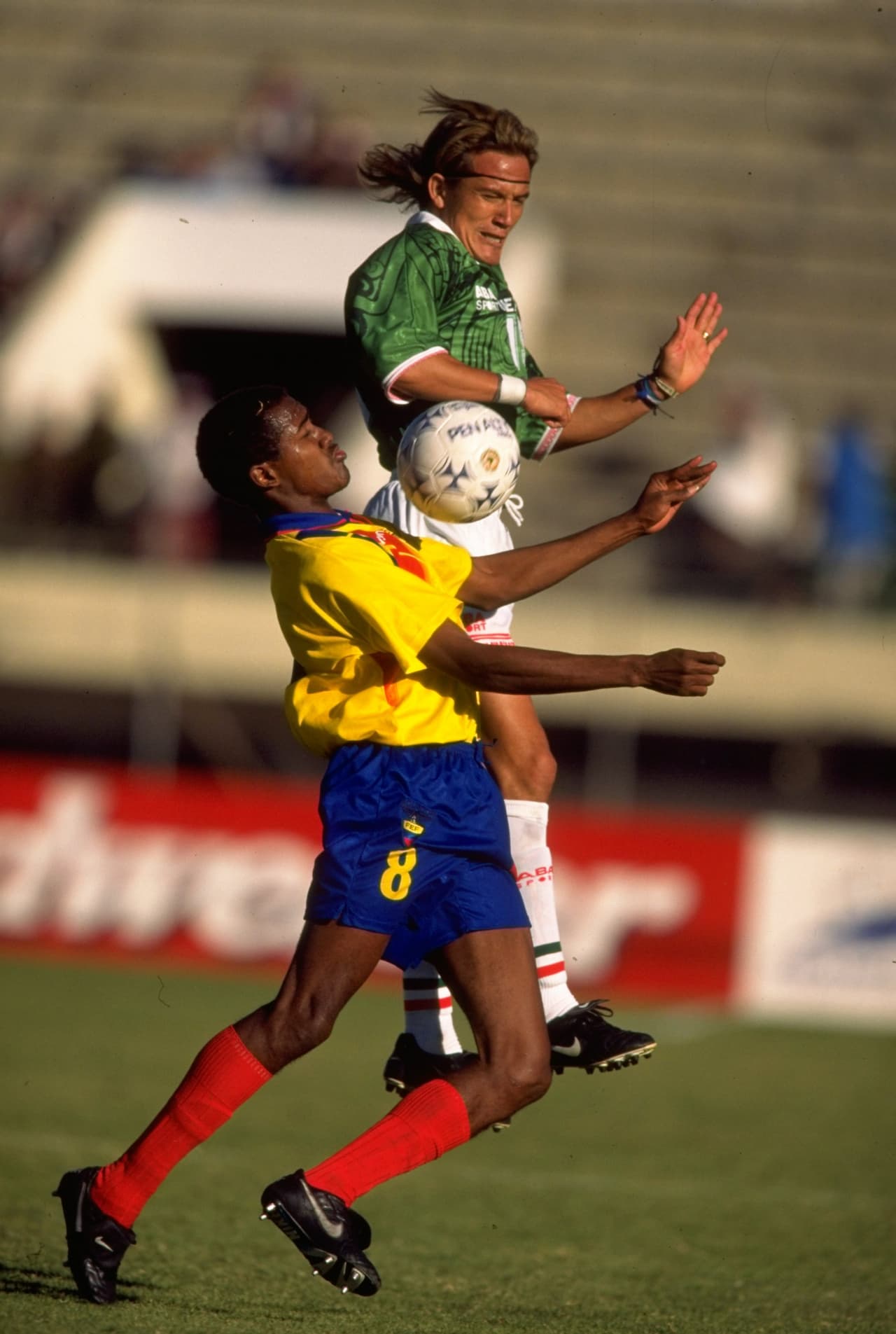 En cuanto a mexicanos se refiere, Luis Hérnandez 'El Matador' fue campeón de goleo en 1997 con seis tantos.