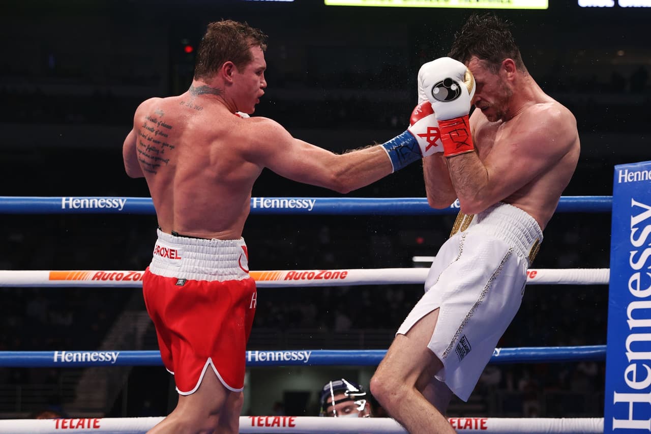 En el noveno round el dominio del tapatío ya era evidente; Callum ya se dolía notablemente.