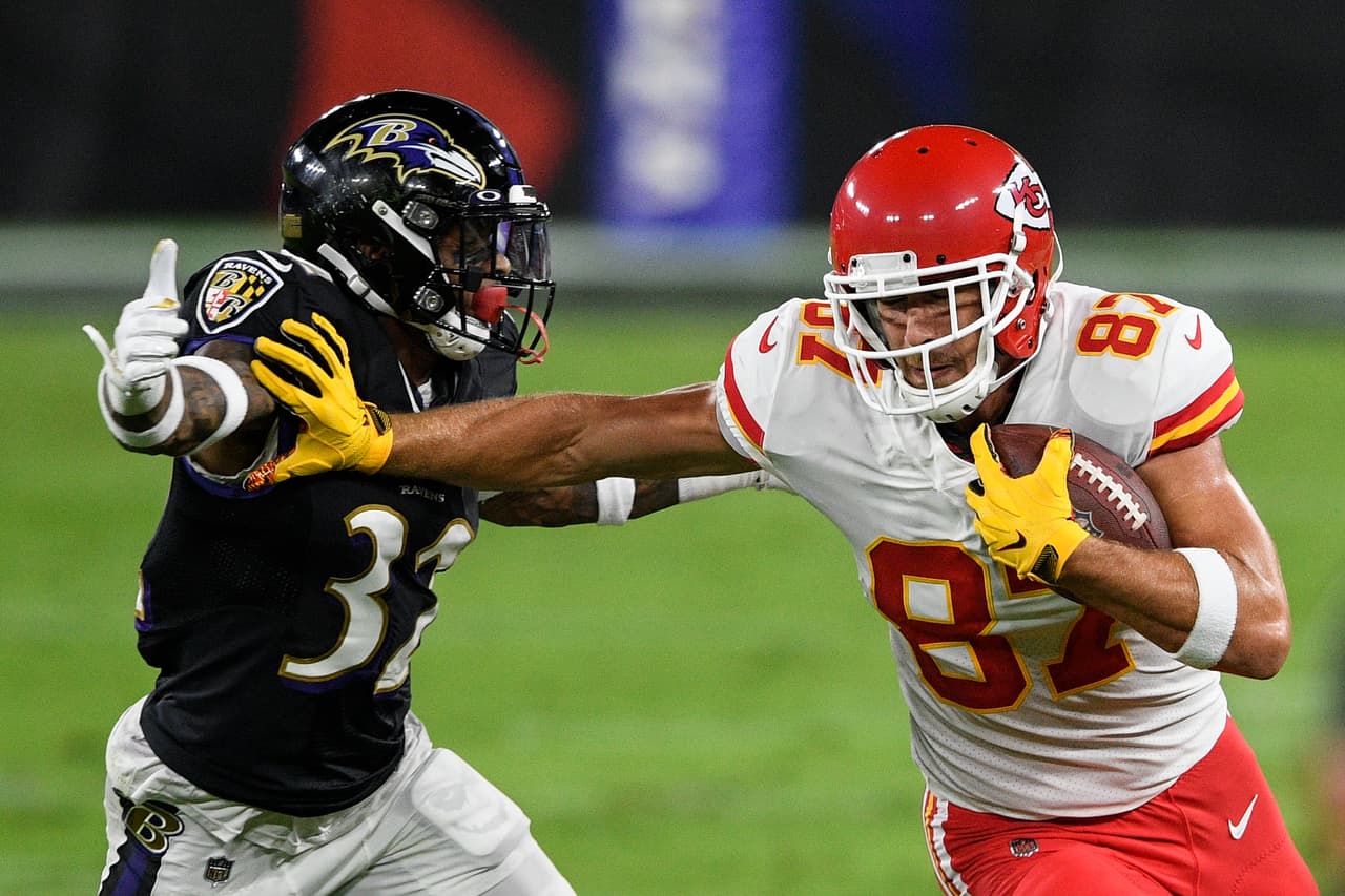 Patrick Mahomes supera las 350 yardas por aire, manda cuatro pases de touchdown y mete uno más por tierra en la victoria 34-20 sobre los Baltimore Ravens.