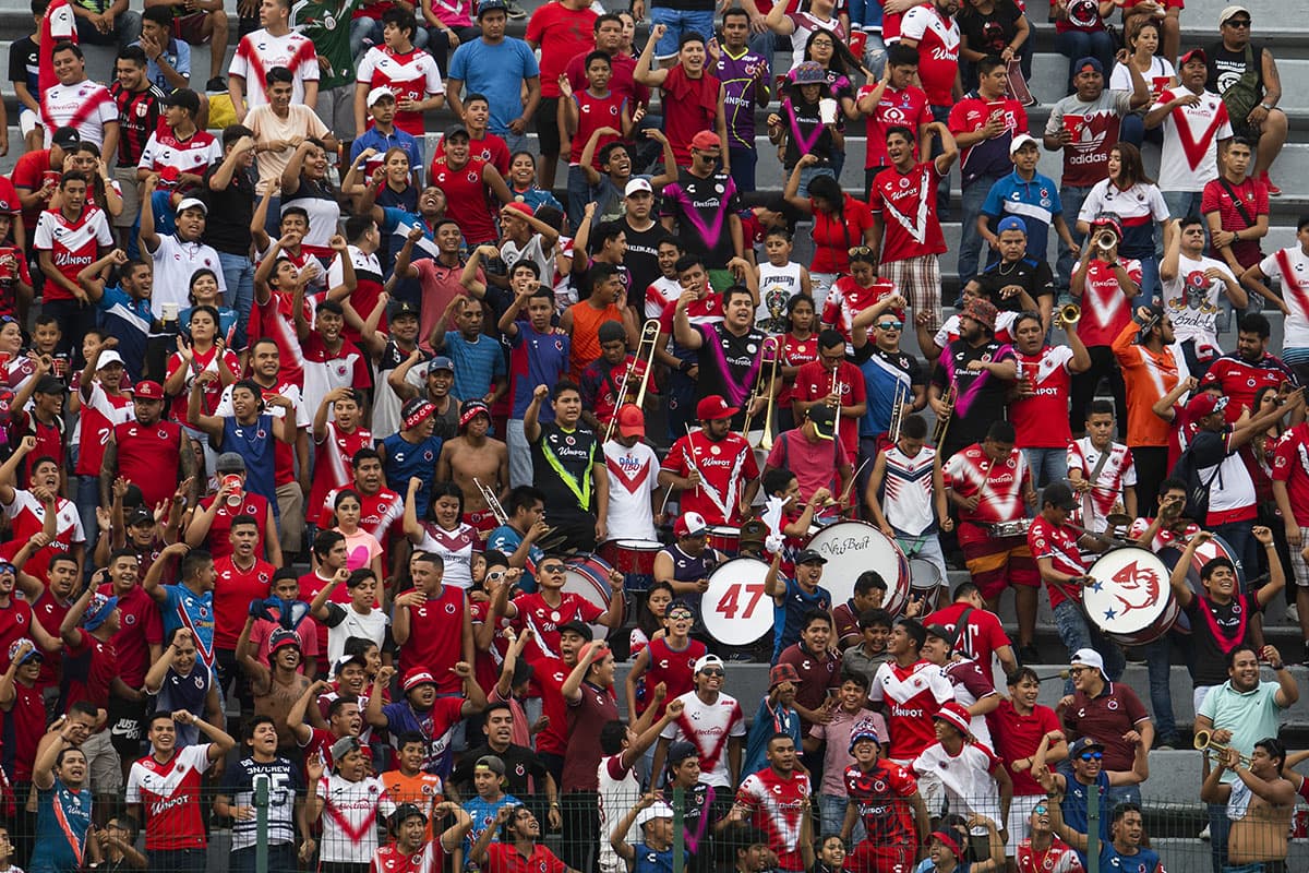 La afición en el estadio Luis Pirata Fuente apoyando a los Tiburones Rojos.