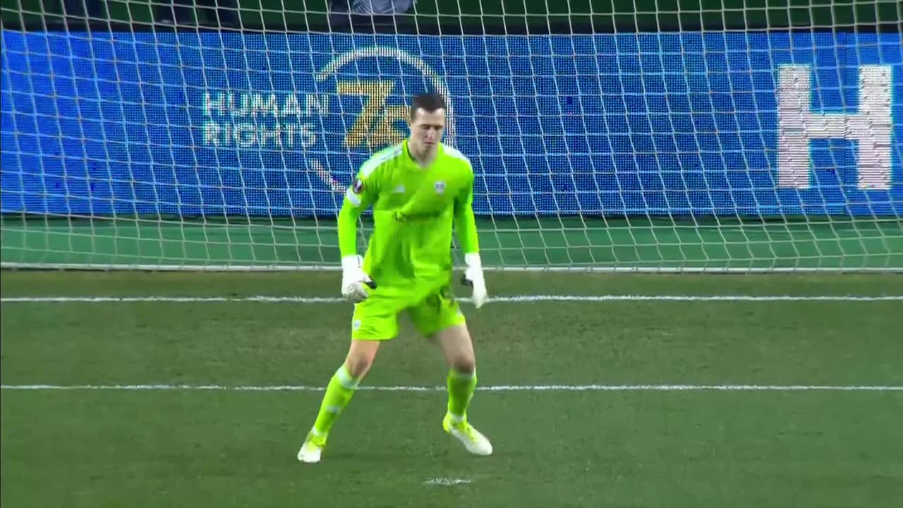 Arranca el partido y la pelota está en juego.