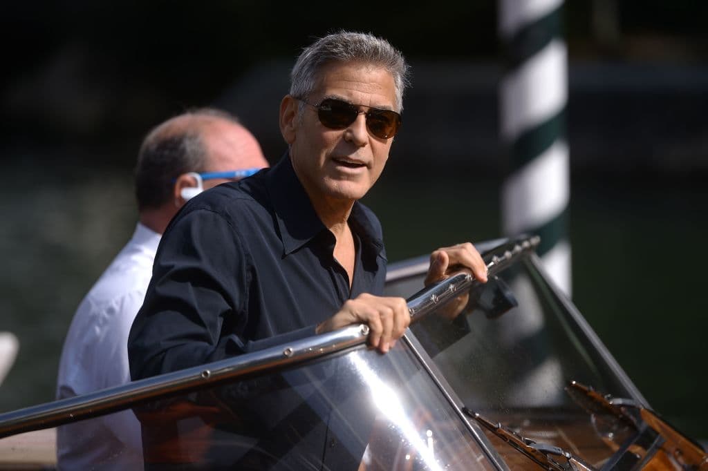 George Clooney interpretó a Danny Ocean y consiguió el punto justo de picardía, carisma, arrogancia e inteligencia, el líder perfecto para una banda de ladrones infalibles donde encontrábamos a Brad Pitt, Matt Damon, Don Cheadle, Bernie Mac y Casey Affleck, entre otros.
<br>