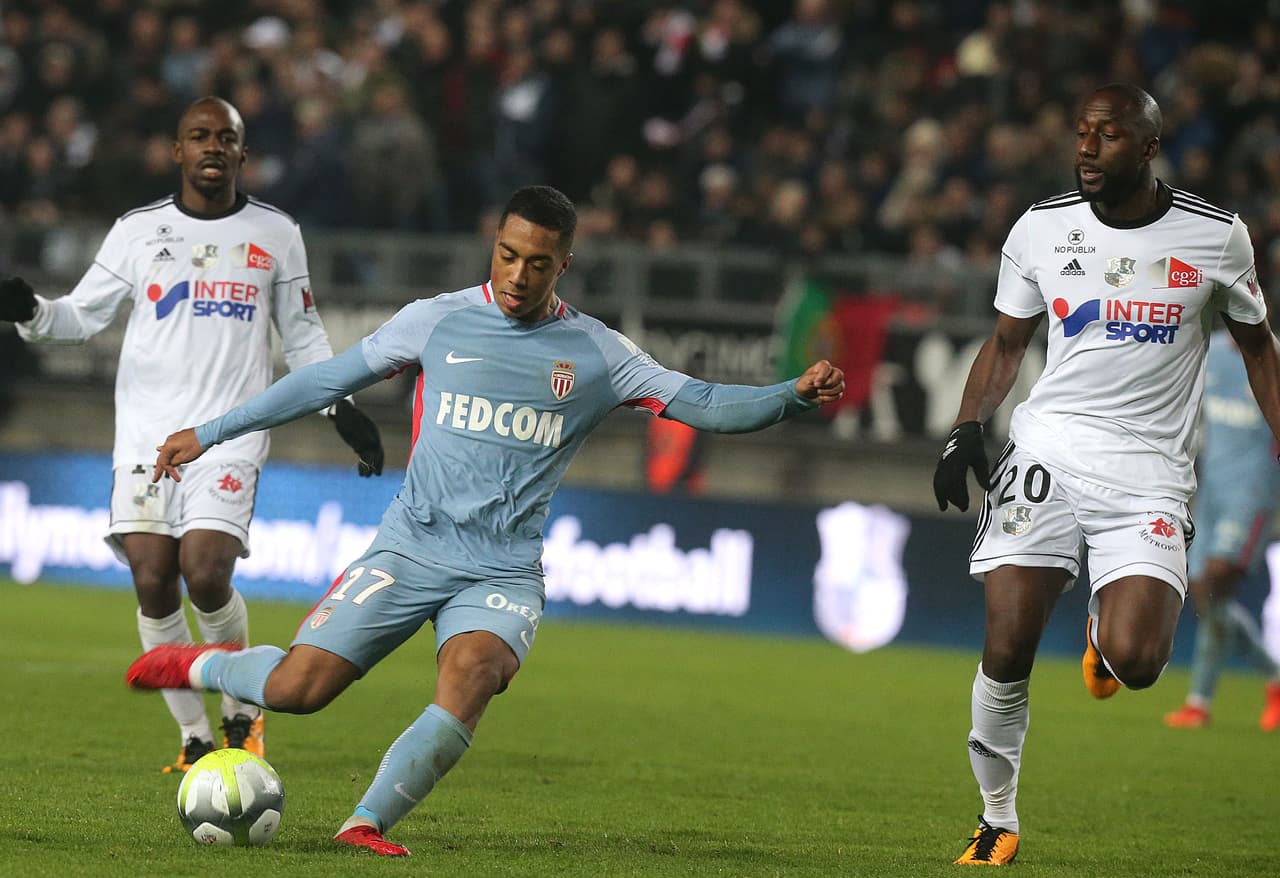 Con mejor manejo del balón, el Mónaco se fue acercándo al arco del local con mucho más peligro.