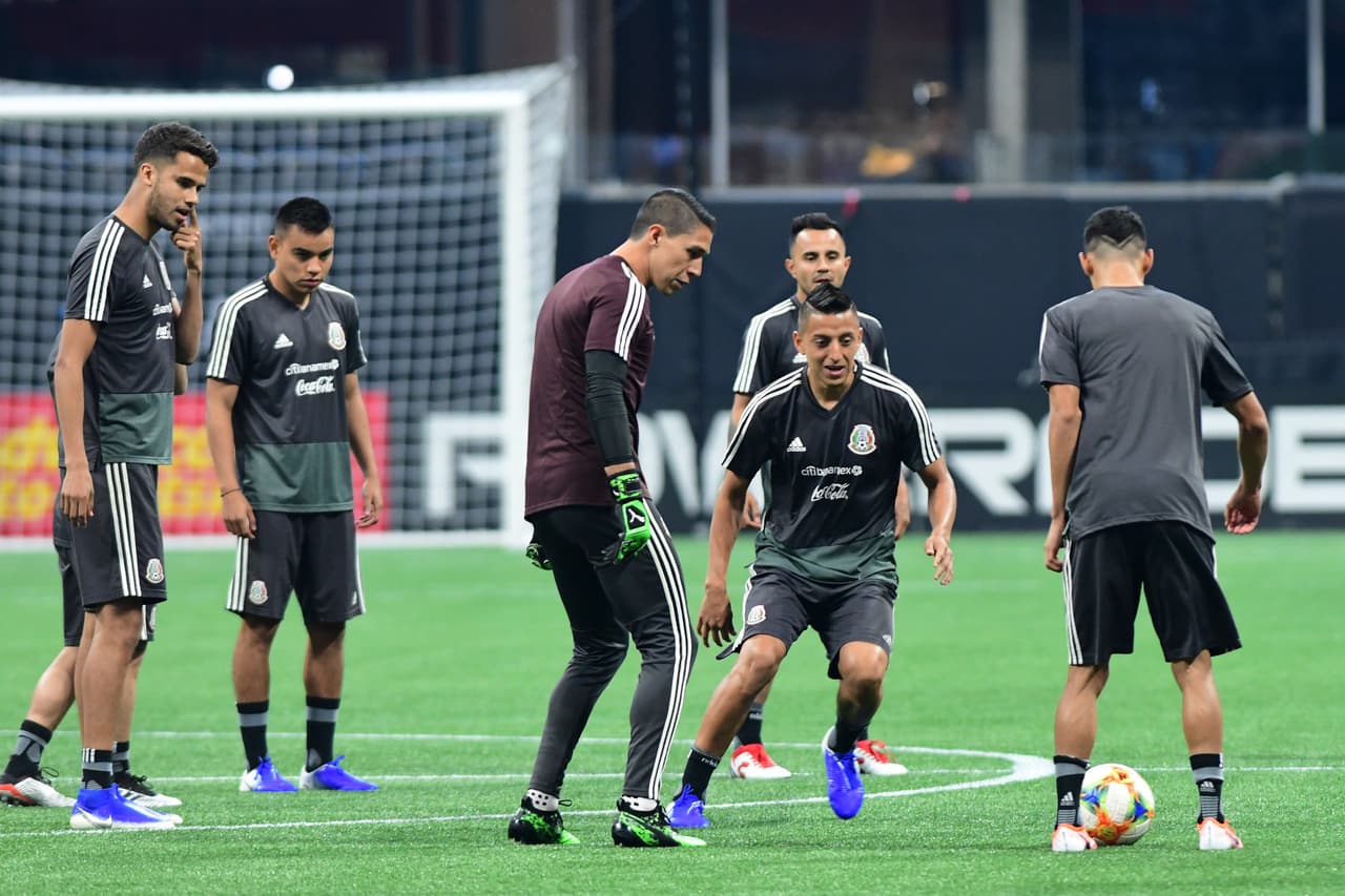 La Selección Mexicana de Fútbol se 'mojó los pies' en la fastuosa casa de los Atlanta Falcons y del Atlanta United, el Mercedes-Benz Stadium, donde jugará este miércoles ante su similar de Venezuela, un partido que sirve a ambos escuadrones de cara a sus compromisos del verano, como la Copa Oro y la Copa América, respectivamente. Así se entrenaron los jugadores del Tri bajo las órdenes de Gerardo 'Tata' Martino en Atlanta esta tarde de martes.